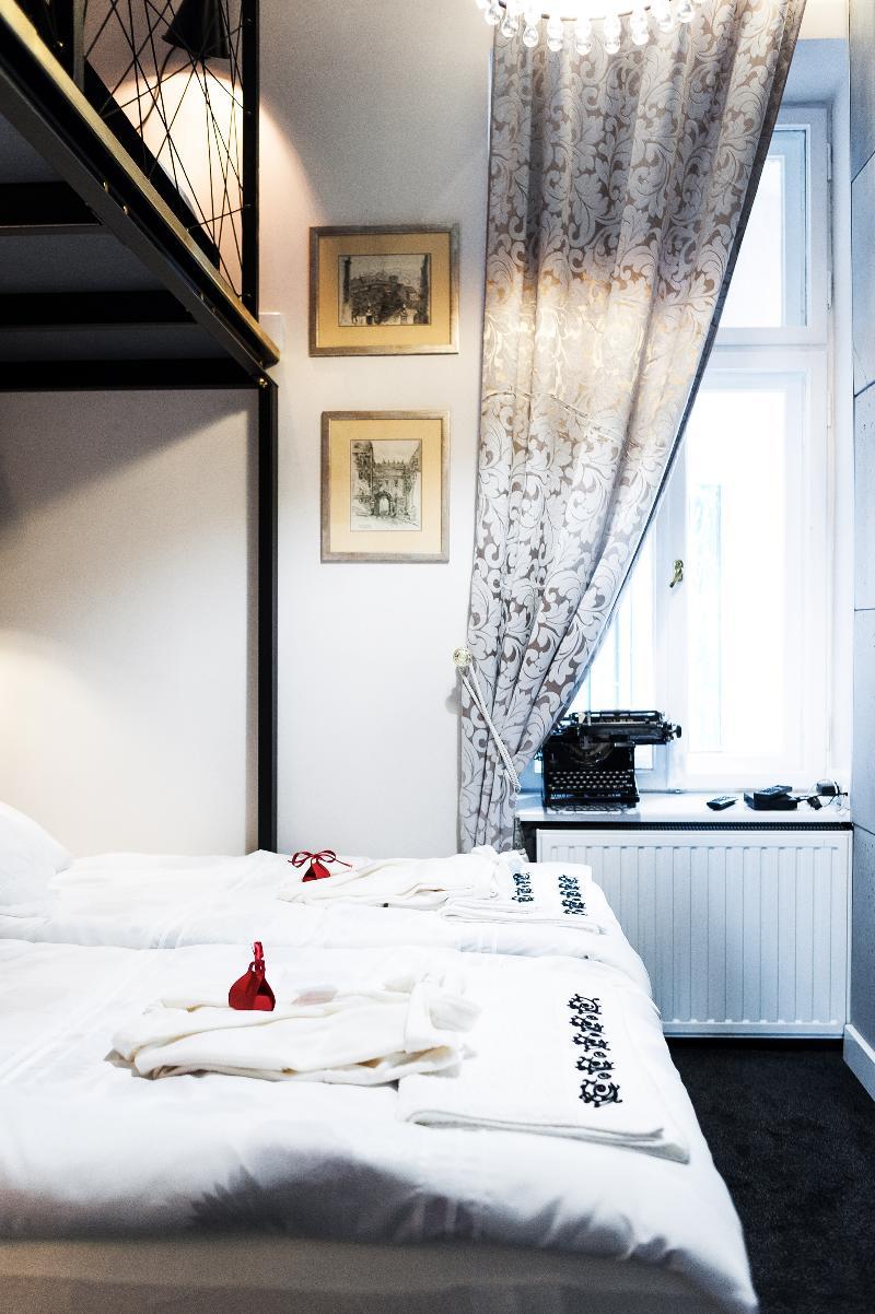 Apartament Far From *